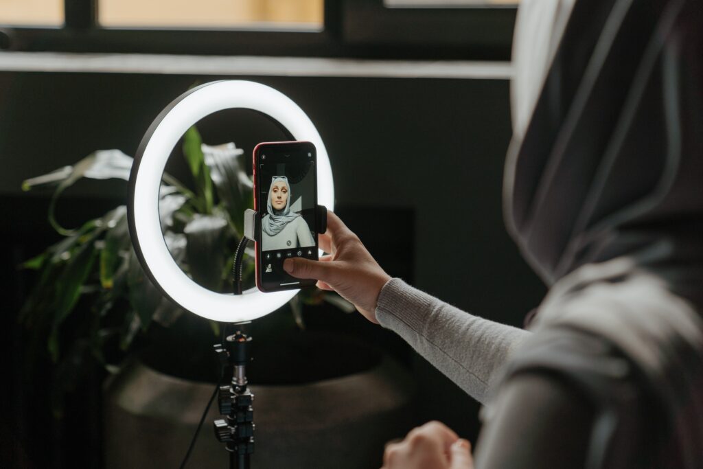 Kenapa Perempuan Harus Berhati-hati dalam Berfoto ?