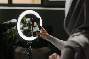 Kenapa Perempuan Harus Berhati-hati dalam Berfoto ?