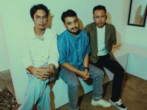 Shalat Berjamaah: Cara Bokap Nyokap Peluk Anak-anaknya