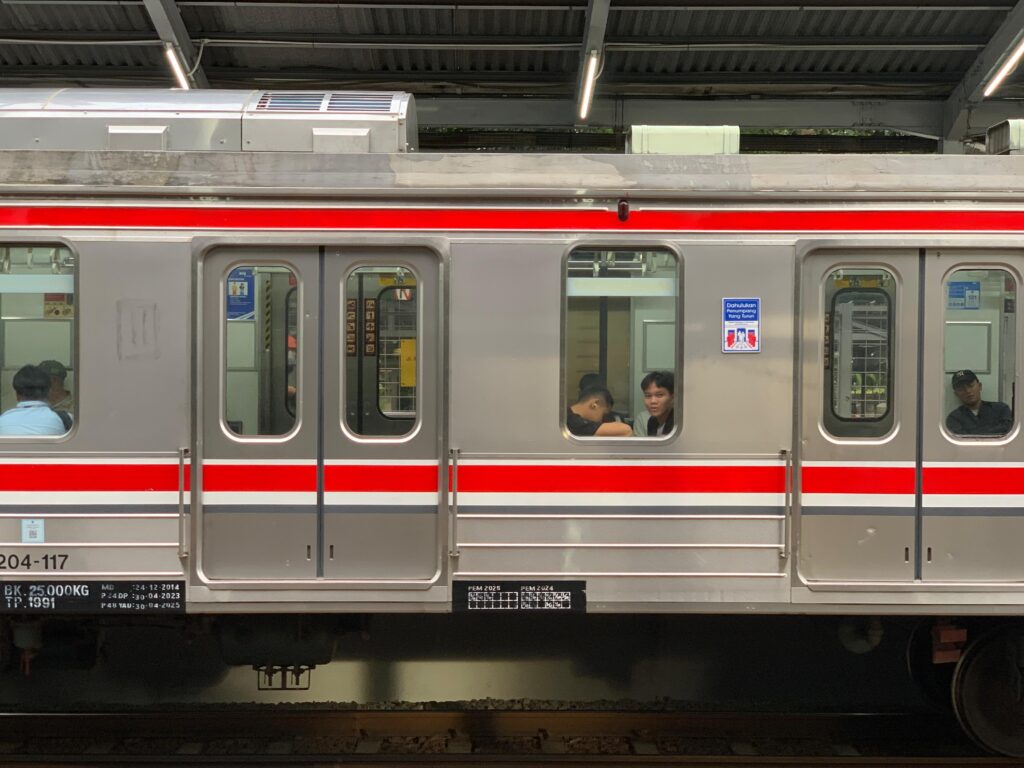 Tak Ada Magrib di Kereta