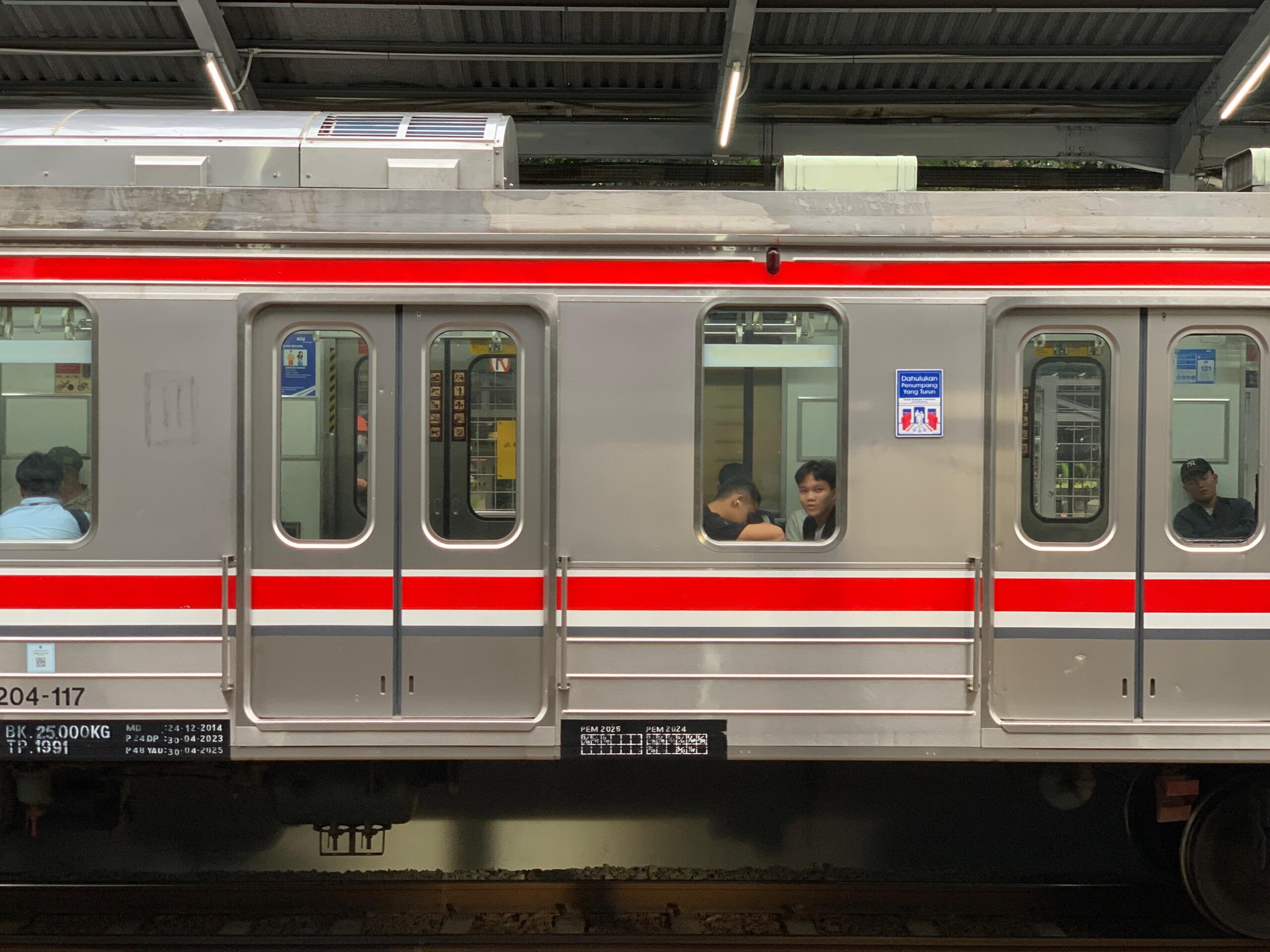 Tak Ada Magrib di Kereta