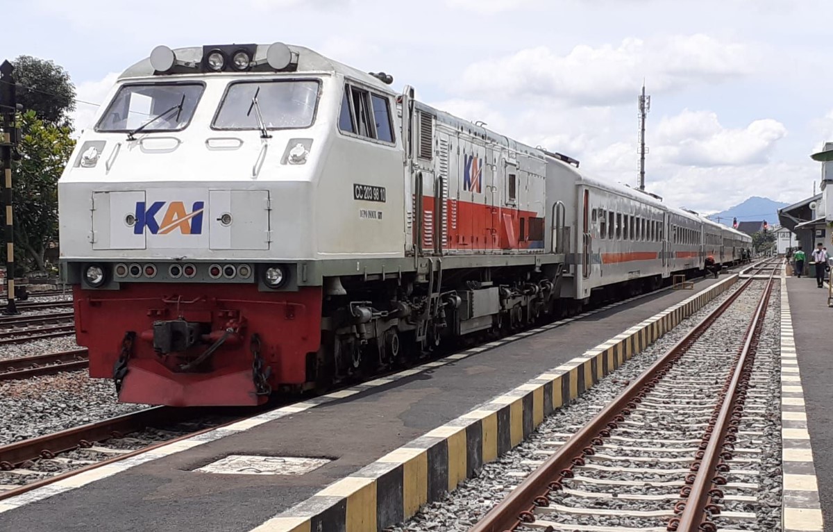 Perjalanan dengan Kereta Sri Tanjung