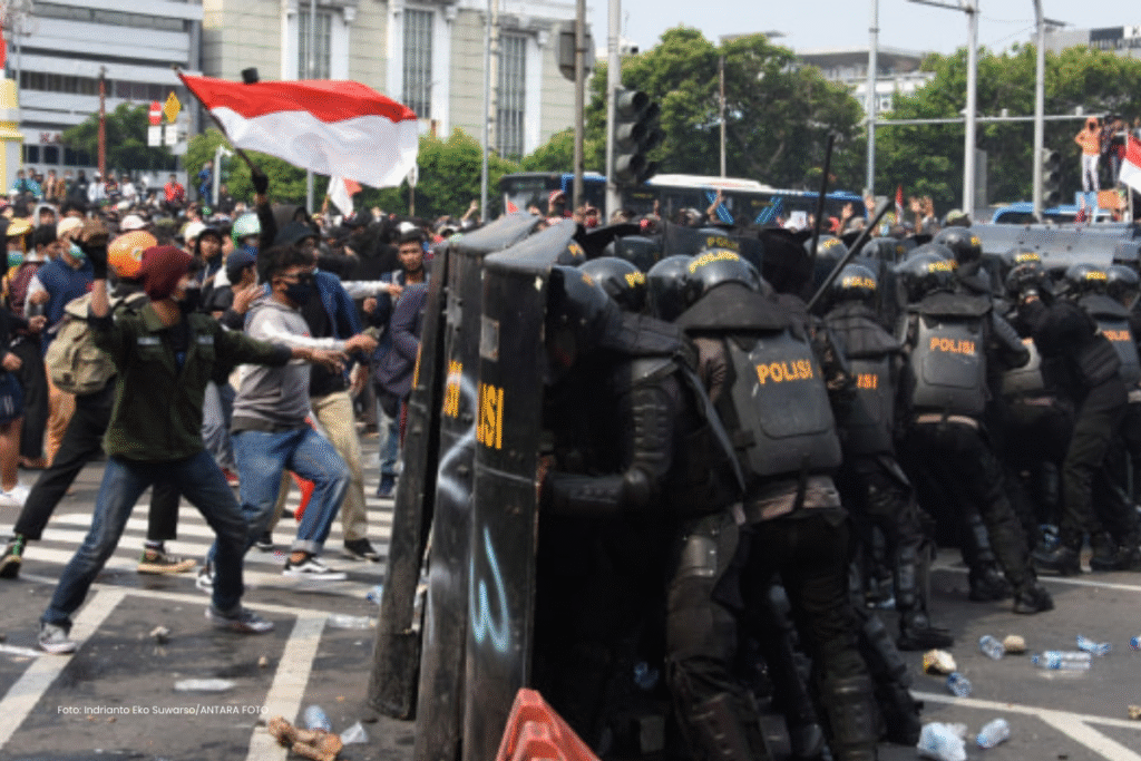 Ketika Rakyat Teriak, Pejabat Sibuk Berteori