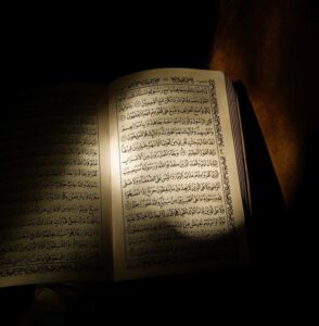 Al-Qur’an Sebagai Penyembuh dan Rahmat: QS. Al-Isra’ Ayat 82 dalam Tafsir Ibn Asyur