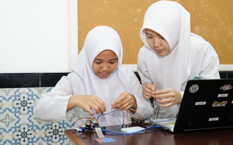 Jihad Digital: Mengapa Santri Butuh Ngaji Sekaligus Literasi Media?